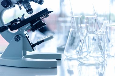 Laboratuvarda metal lens ile küçük organizmaların araştırma aracı anatomisi için mikroskobu kapatın, Biyoloji bilimi ve tıp kavramı.