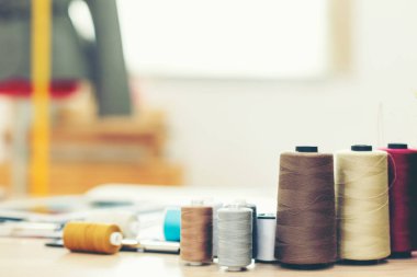 Galerideki tasarımcılar için malzeme ve ekipman malzemelerini kapatın. Manken stili terzi ve ölçü arkaplanı. İş küçük Kavram