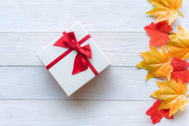 Noel 'de hediye ve hediye ve akçaağaç ile mutlu yıllar. Beyaz ahşap arka planda kırmızı var. Metin için Mutlu Noeller kopyalama alanı