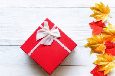 Noel 'de hediye ve hediye ve akçaağaç ile mutlu yıllar. Beyaz ahşap arka planda kırmızı var. Metin için Mutlu Noeller kopyalama alanı.