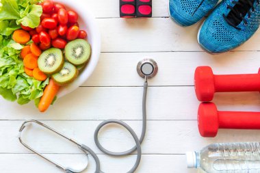 Sağlıklı yaşam için spor malzemeleri, spor ayakkabıları, bant, sebze taze, yeşil elma ve şişe suyu mavi ahşap ölçme ile kadın diyet. Sağlıklı kavramı