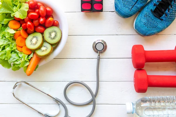 Sağlıklı yaşam için spor malzemeleri, spor ayakkabıları, bant, sebze taze, yeşil elma ve şişe suyu mavi ahşap ölçme ile kadın diyet. Sağlıklı kavramı