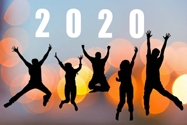 Счастливые Друзья Работают Команде Взрослые Люди Прыгают Поздравлениями Новым 2020 — стоковое фото