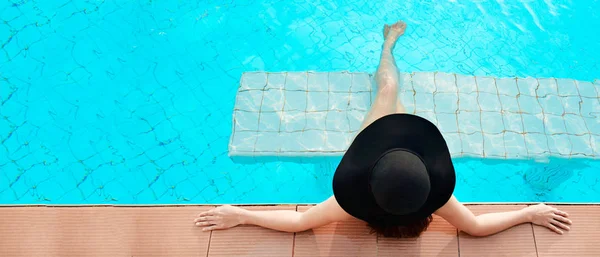 Estilo de vida do dia de verão mulher asiática com chapéu grande relaxar e relaxar — Fotografia de Stock