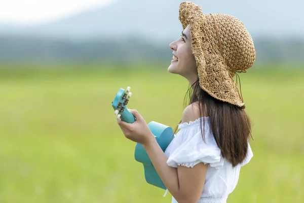 Mode Vie Asiatique Femmes Robe Blanche Tenant Une Guitare Sur — Photo