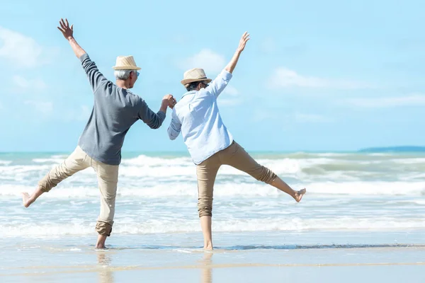 亚洲生活方式年长的夫妇欢欢喜喜地跳上海滩 谈情说爱 放松时间 老年旅游家庭度假和夏季退休后的休闲和活动 — 图库照片