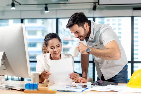 Business Women Using Tablet Computer Discussing Data Report Plan New — Stock Photo, Image