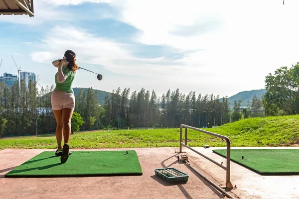 Desporto Saudável Asiático Esportivo Mulher Swing Golfe Bola Prática Campo — Fotografia de Stock