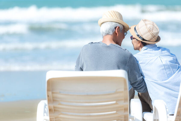 Asiática Lifestyle Senior Pareja Sentado Silla Playa Las Personas Mayores — Foto de Stock