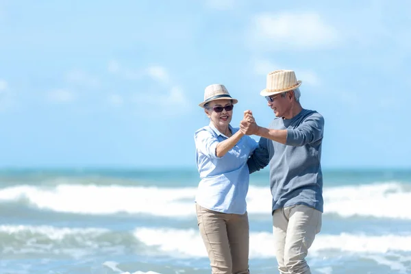 Ασιατικό Ζευγάρι Ηλικιωμένων Χορεύει Στην Παραλία Ευτυχισμένο Και Χαλαρώστε Χρόνο — Φωτογραφία Αρχείου