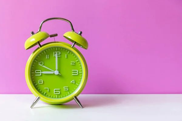 Alarm Groene Vintage Wekker Vallen Vloer Met Roze Kleur Achtergrond — Stockfoto