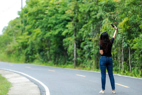 游客或旅游业的亚洲妇女在自然公园里自行车赛 度假时间 人们在路上笑着自由和放松 生活方式概念 — 图库照片