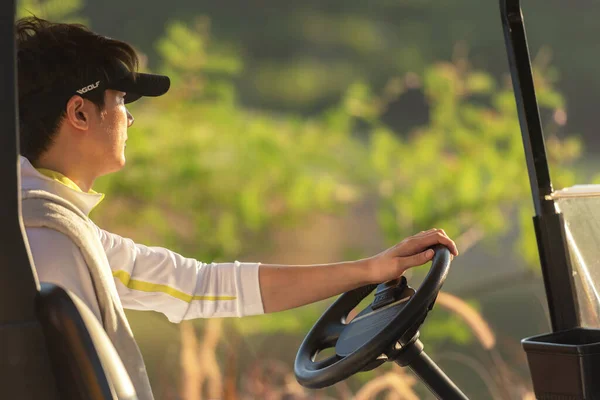 Golfare Asiatisk Man Som Sitter Bilen Golf Till Golfbana Skott — Stockfoto