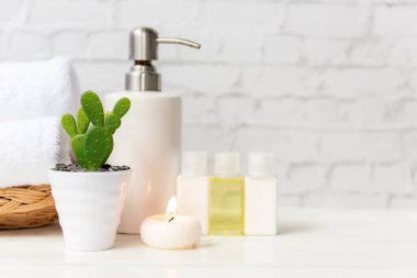 Güzellik masajı sağlık sağlığı. Beyaz çiçekli kadın için spa Thai terapi tedavisi. Rahatlamak için doğa mumu ve yaz zamanı..