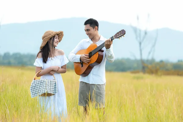 Lifestyle Paar Picknick Und Entspannen Menschen Junge Frau Und Mann — Stockfoto