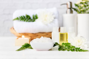 Güzellik masajı sağlık geçmişi. Beyaz çiçekli doğa mumu ve yaz zamanı için vücut kadınlarına spa Thai terapisi aromaterapisi. Yaşam tarzı ve kozmetik kavramı