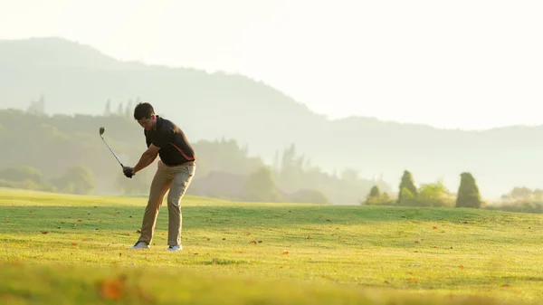 Golfové Hřiště Golfový Míček Fairway Lidé Životní Styl Muž Hraje — Stock fotografie