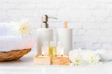 Güzellik masajı sağlık geçmişi. Beyaz çiçekli doğa mumu ve yaz zamanı için vücut kadınlarına spa Thai terapisi aromaterapisi. Yaşam tarzı ve kozmetik kavramı