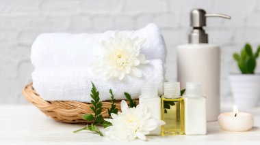 Güzellik masajı sağlık geçmişi. Beyaz çiçekli doğa mumu ve yaz zamanı için vücut kadınlarına spa Thai terapisi aromaterapisi. Yaşam tarzı ve kozmetik kavramı
