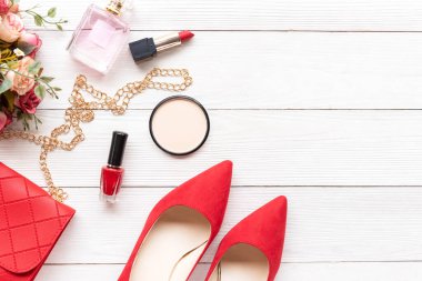 Moda çantası ve ayakkabı kadın aksesuarları. Moda tarzı lüks çanta, ayakkabı, parfüm ve gül çiçekli kozmetik tasarım. Yaşam Tarzı ve Güzellik Konsepti