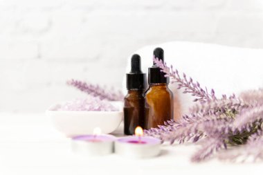 Güzellik masajı sağlık geçmişi. Lavanta çiçekli kadın için spa Thai terapisi aromaterapi rahatlama ve yaz zamanı için mum..
