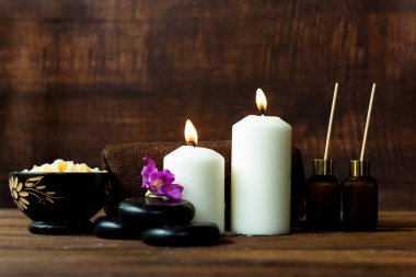 Tayland spa masajı. Spa vücut bakımı ve güzellik sağlığı. Rahatlamak için mumları olan kadınlar için terapi spa masajı ve sağlık hizmetleri için sağlıklı bir yaşam tarzı..