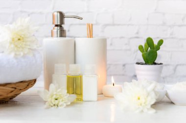 Güzellik masajı sağlık sağlığı. Beyaz çiçekli doğa mumu ve yaz zamanı için vücut kadınlarına spa Thai terapisi aromaterapisi. Yaşam tarzı ve kozmetik kavramı