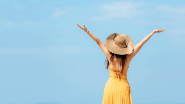 Yaz tatili. Yaşam tarzı kadın elini kaldırıyor ve el sallıyor. Yaz günü plaj tropikal havasında rahatlıyor ve mutlu. Gençler lüks içinde ve tatilde. Seyahatlerin turizm serinliği.