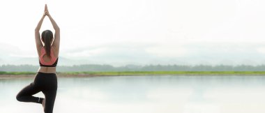 Yoga kadın yaşam tarzı egzersizi ve sağlıklı yaşam için poz vermek. Genç kız ya da insanlar vücut dengesini dengelemek için Zen ve meditasyon için güneşin doğuşunu hazırlıyorlar. Sağlık Hizmetleri Konsepti