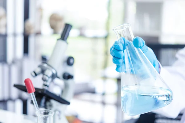 Bilim Adamları Hücre Sağlığı Araştırmacılar Üzerinde Çalışıyorlar Damlatan Kimyasal Testler — Stok fotoğraf