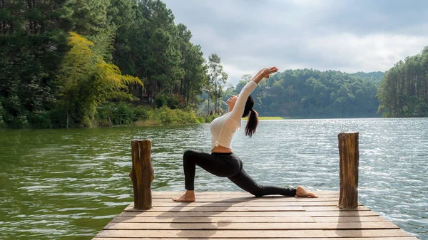Здоровый Образ Жизни Женщин Йоги Сбалансированный Практикующих Медитацию Энергетическую Йогу — стоковое фото