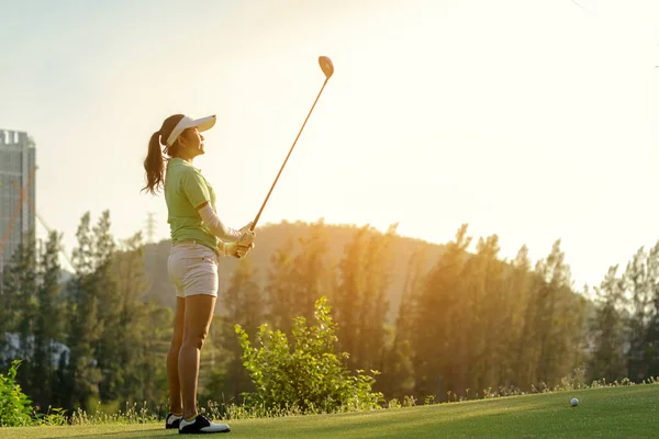 Golfare Sport Strategi Bana Golfboll Fairway Människor Livsstil Kvinna Spelar — Stockfoto