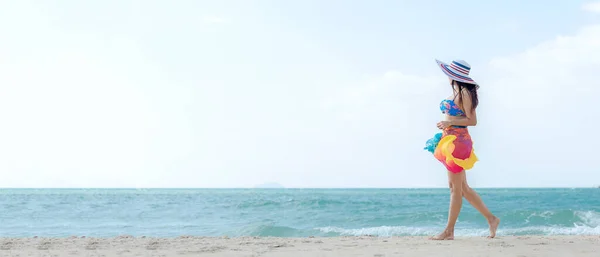 Zomervakantie Lifestyle Vrouw Wandelen Ontspannen Gelukkig Het Strand Tropische Outdoor — Stockfoto