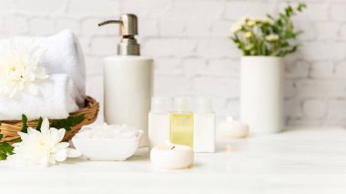 Güzellik masajı sağlık geçmişi. Çiçekçi kadın için spa Thai terapisi aromaterapisi. Rahatlamak için mum ve yaz tatili manzarası. Yaşam tarzı ve kozmetik kavramı