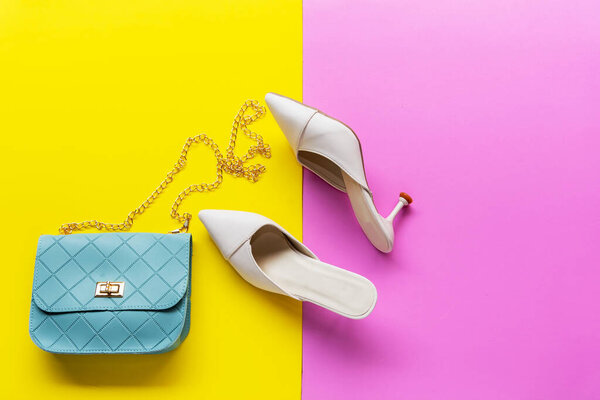 Мода сумка и обувь женщина аксессуары пастельного фона. Модная мода роскошная сумочка, обувь, парфюмерия и косметический дизайн с цветочком розы. Концепция стиля жизни и красоты