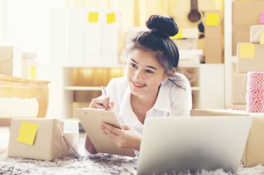 Sevkiyat ve Teslimat online alışveriş. Kadın serbest meslek küçük KOBİ müşteri ve paketleme ürünlerinden sipariş alır