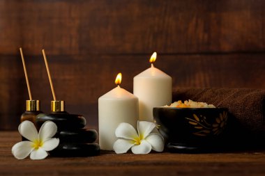 Tayland spa masajı. Spa vücut bakımı ve güzellik sağlığı. Rahatlamak için mumları olan kadınlar için terapi spa masajı ve sağlık hizmetleri için sağlıklı bir yaşam tarzı..