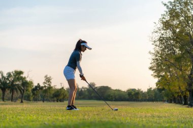 Golf sahası golf sahası sahası. Yeşil çimlerin üzerinde golf oynayan insanların yaşam tarzı. Asya 'lı bayan oyuncu yazın vuruldu. Sağlıklı ve açık hava sporu