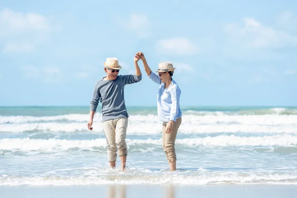 退休旅行 亚洲生活方式老年夫妇在海滩上快乐而悠闲地跳舞 老年旅游家庭度假和夏季退休后的休闲和活动 — 图库照片