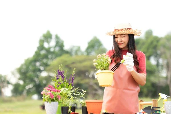 Asiático Mulher Cuidado Planta Flor Jardim Pessoas Passatempo Predileto Jardinagem — Fotografia de Stock