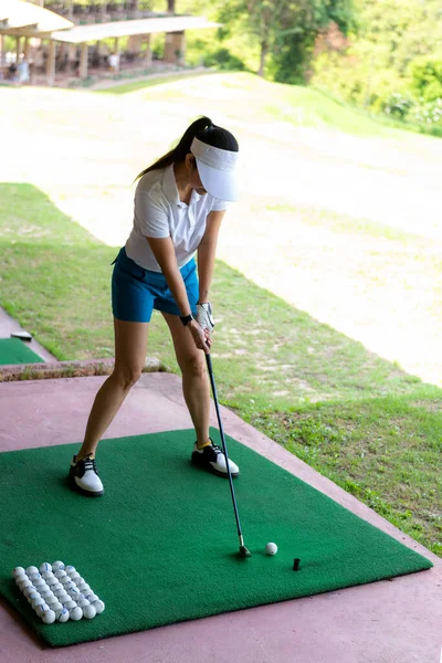 스포츠 아시아 스포츠를 정시에 연습장에서 골프볼 연습을 방식과 스포츠의 — 스톡 사진