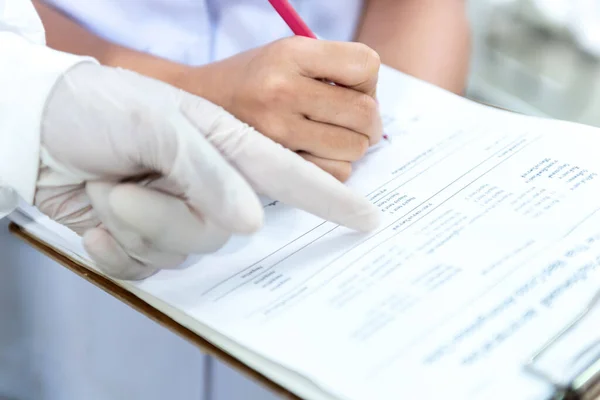 Manos Doctor Enfermera Sujetando Portapapeles Para Revisar Informe Del Paciente — Foto de Stock