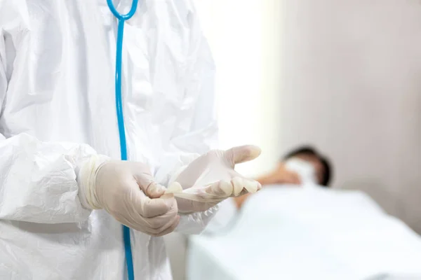 Ärzte Ziehen Schutzhandschuhe Und Schutzanzüge Bevor Sie Den Patienten Kontrollbereich — Stockfoto