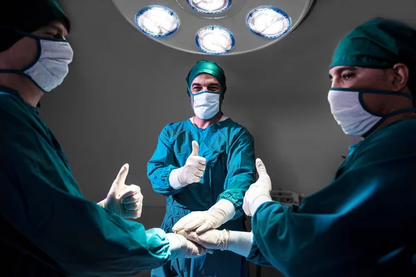 Groepschirurg Geeft Toestemming Een Operatie Het Operatiekwartier Van Het Ziekenhuis — Stockfoto