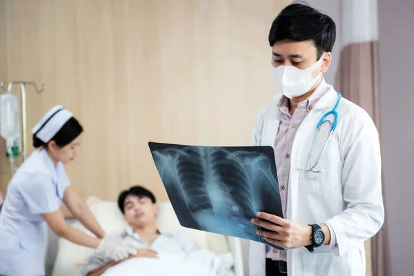 Médico Examinando Tórax Pulmão Radiografia Paciente Quarto Hospital — Fotografia de Stock