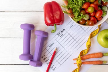 Diyet Sağlık Planı. Antrenman planlama. Spor aletleri egzersizi, spor salonu geçmişi ve fitness stili taze salata. Sağlıklı Yaşam Tarzı Konsepti