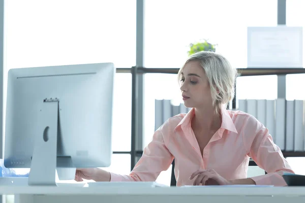 Businesswoman Caucasian Using Computer Work Financial Data Modern Office Relax — Stock Photo, Image