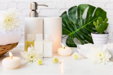 Güzellik masajı sağlık sağlığı. Beyaz çiçekli doğa mumu ve yaz zamanı için vücut kadınlarına spa Thai terapisi aromaterapisi. Yaşam tarzı ve kozmetik kavramı