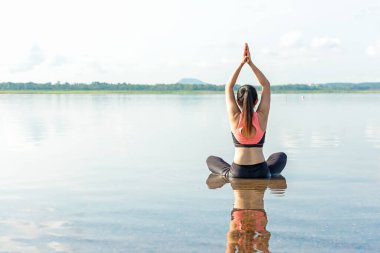 Yoga kadın yaşam tarzı egzersizi ve sağlıklı yaşam için poz vermek. Genç kız ya da insanlar vücut dengesini dengelemek için Zen ve meditasyon için güneşin doğuşunu hazırlıyorlar. Sağlık Hizmetleri Konsepti