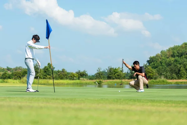 Golfista Homem Amigo Jogando Golfe Tiro Apontando Para Colocar Bola — Fotografia de Stock